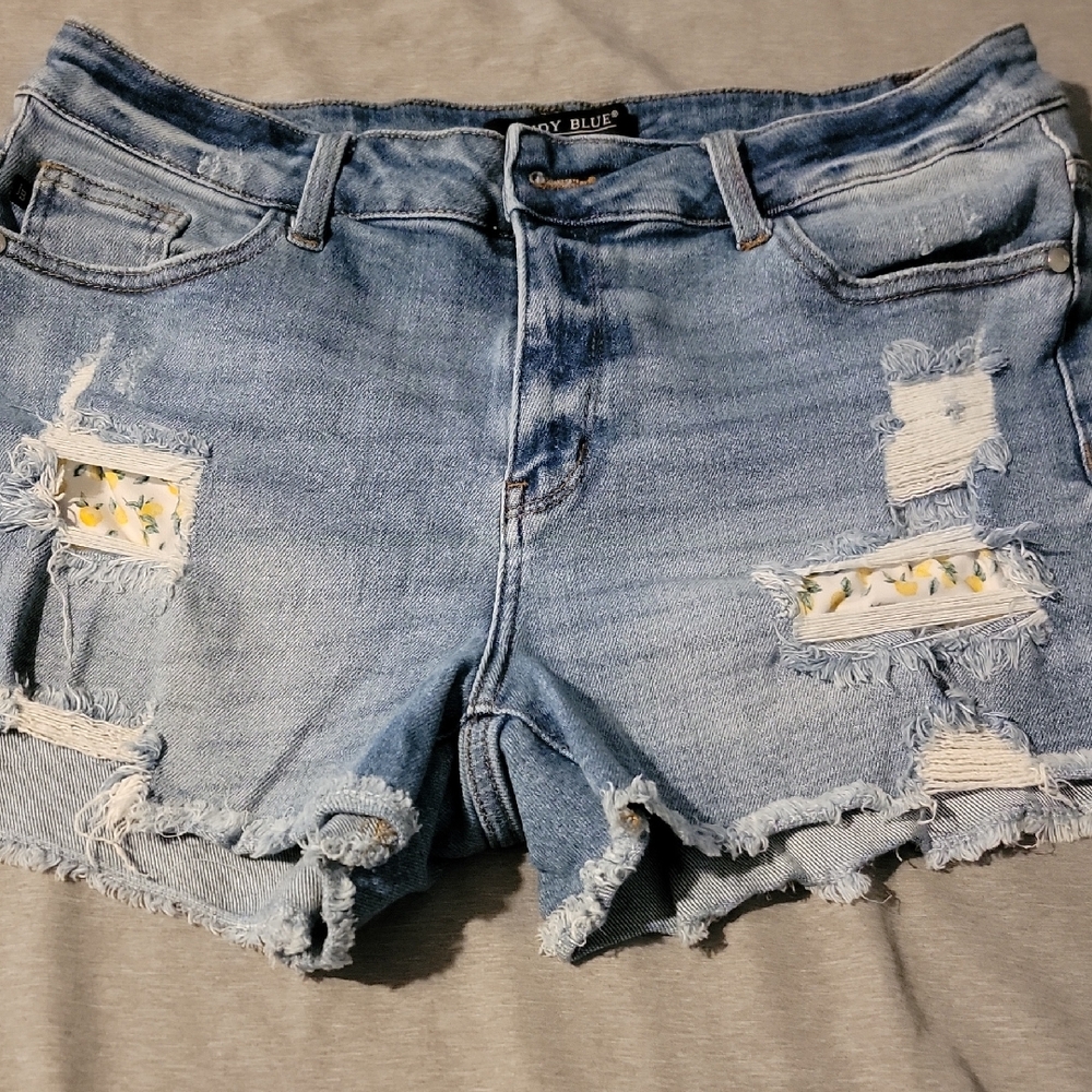 Judy Blue Jean Shorts in Classic Blue